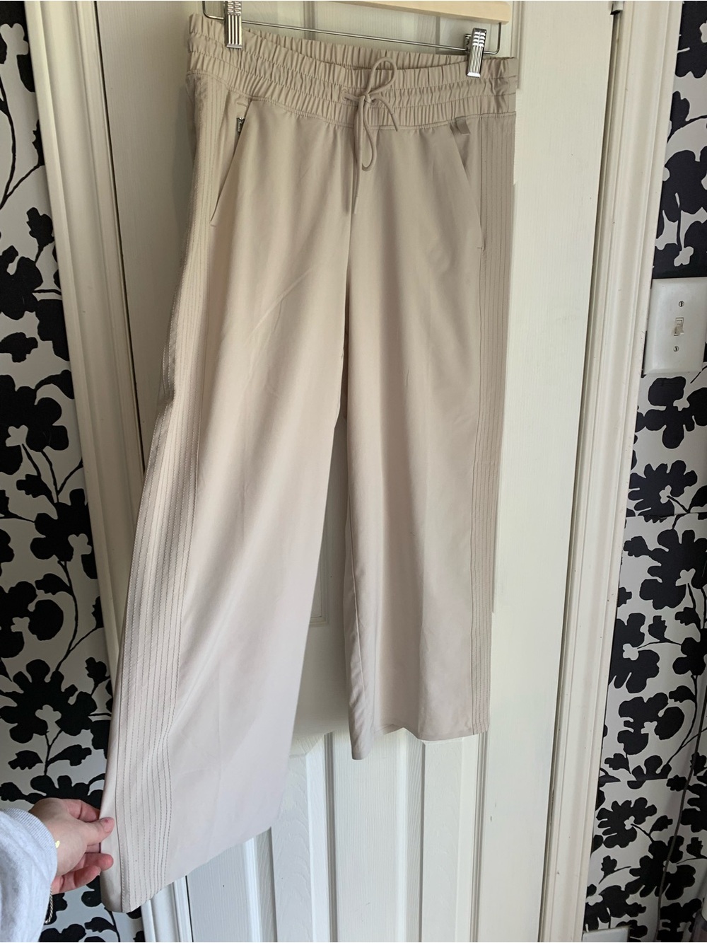 Athleta Beige Athleta Wide Leg crop athletic Pant comfy classic cool girl